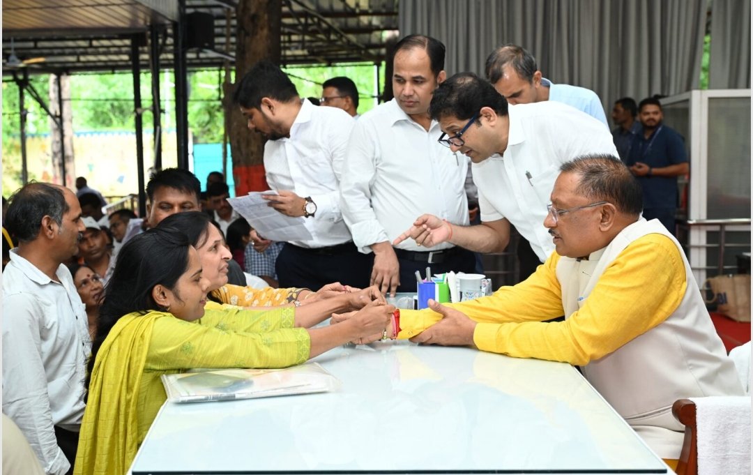 जल्द मिलेगी अनुकंपा नियुक्ति: जनदर्शन में मुख्यमंत्री को बहनों ने बांधी राखी, मुख्यमंत्री ने कहा- रक्षाबंधन का देंगे उपहार 1 Screenshot 2024 08 08 15 27 21 55 40deb401b9ffe8e1df2f1cc5ba480b12