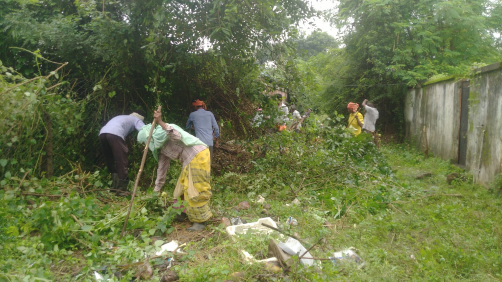 Bhilai : अब सेक्टर-7 का बैक लाइन होगा क्लीन, एमआईसी सदस्य लक्ष्मीपति राजू ने शुरू कराया काम 1 image 24 1024x576 logWYi