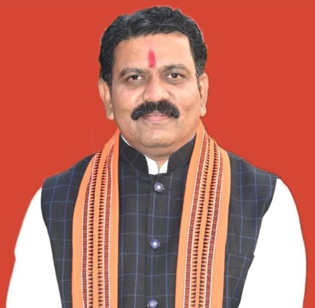 उपमुख्यमंत्री श्री विजय शर्मा के प्रयासों से ग्रामीणों को मिल रहा अपना घर* 1 IMG 20240913 WA0086