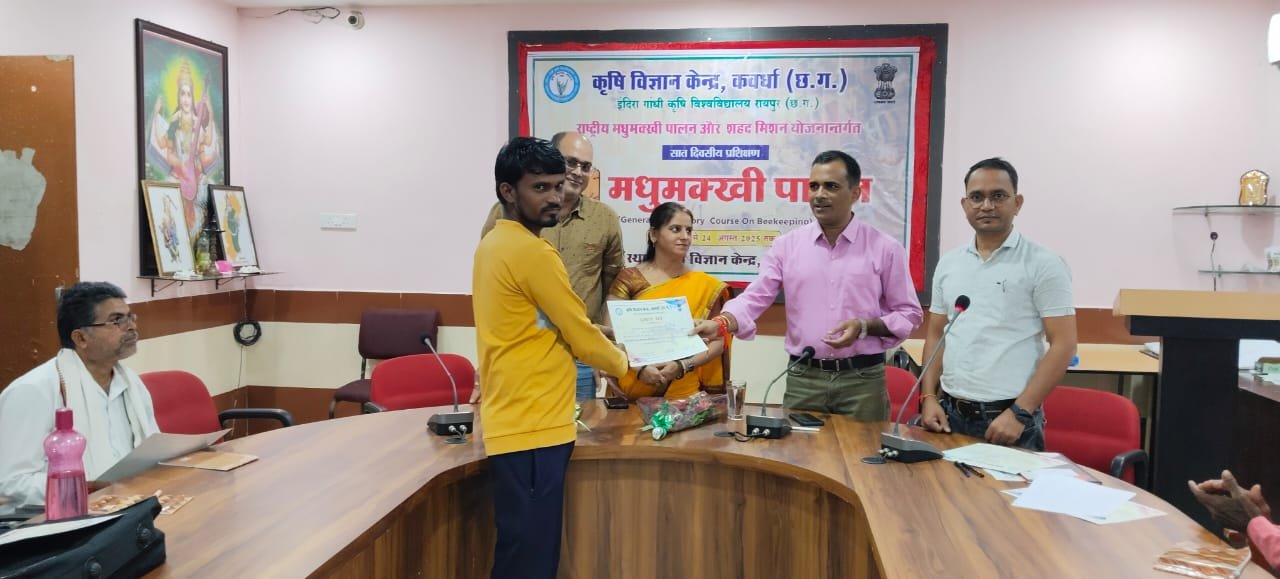 सात दिवसीय मधुमक्खी पालन विषय पर प्रशिक्षण कार्यक्रम संपन्न 1 IMG 20250825 WA0052