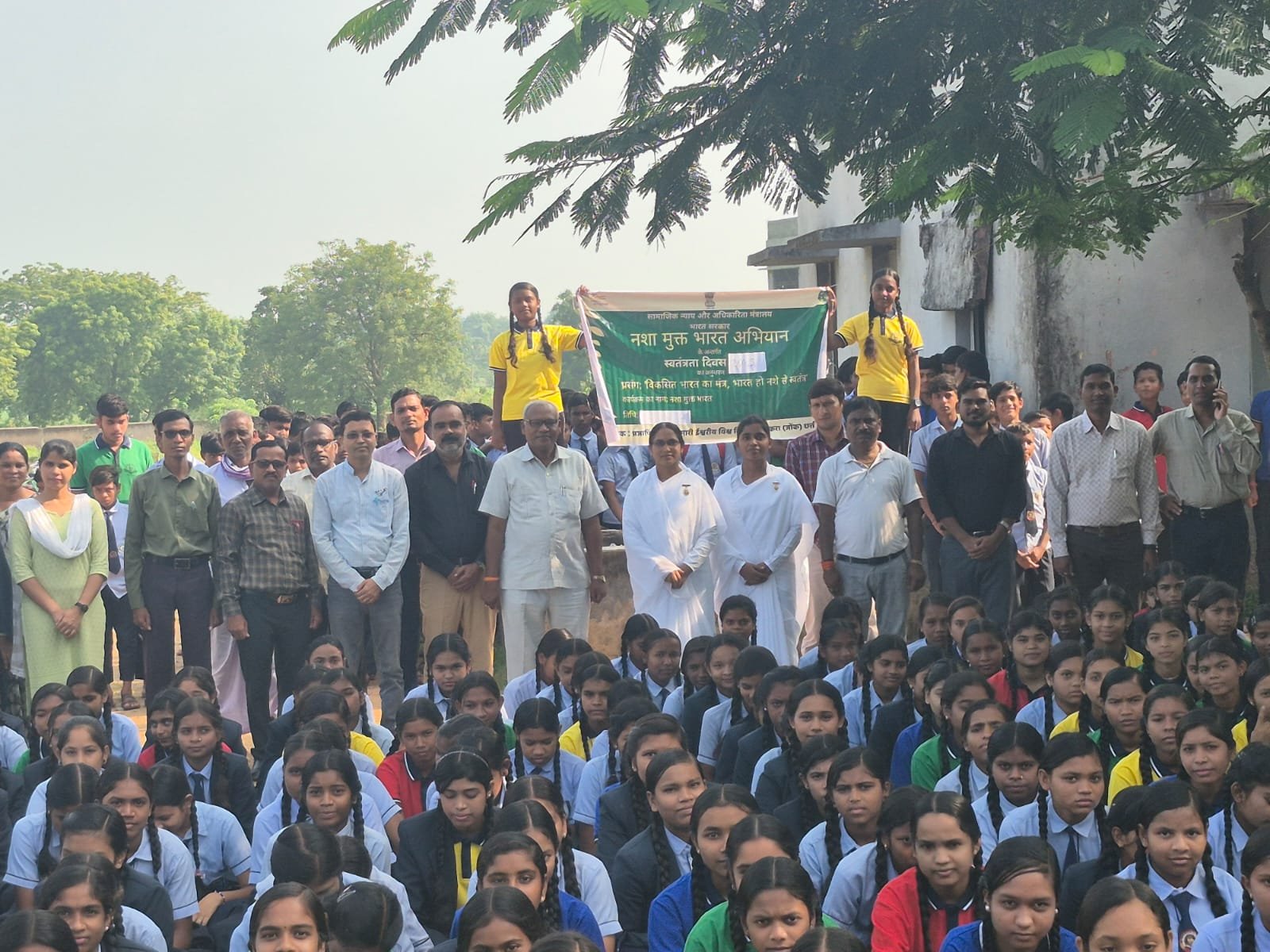 सांकरा, जोंक,प्रजापिता ब्रह्माकुमारी ईश्वरीय विश्व विद्यालय द्वारा स्वामी आत्मानंद विद्यालय सांकरा में "नशा मुक्त भारत अभियान" के तहत नशामुक्त शिविर का आयोजन किया गया तथा नशा मुक्त जीवन जीने के लिए विद्यार्थियों को शपथ दिलाया गया। 1 IMG 20250920 WA0010