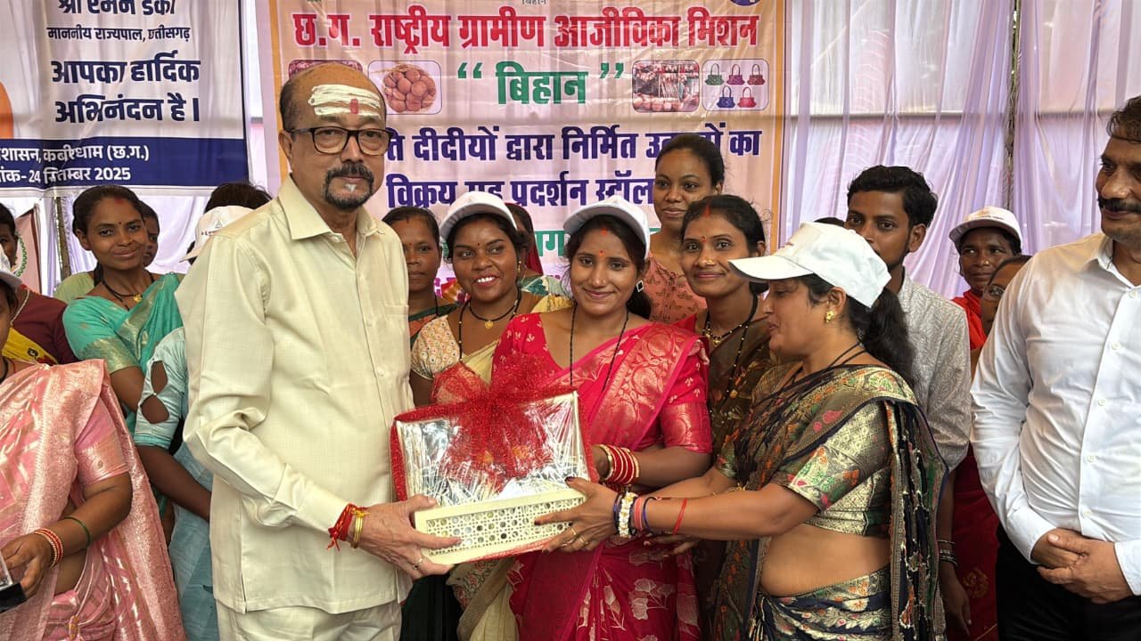 राज्यपाल ने भोरमदेव मंदिर परिसर में किए बिहान स्टॉलों का अवलोकन, लखपति दीदियों से की मुलाकात 1 IMG 20250924 WA0016
