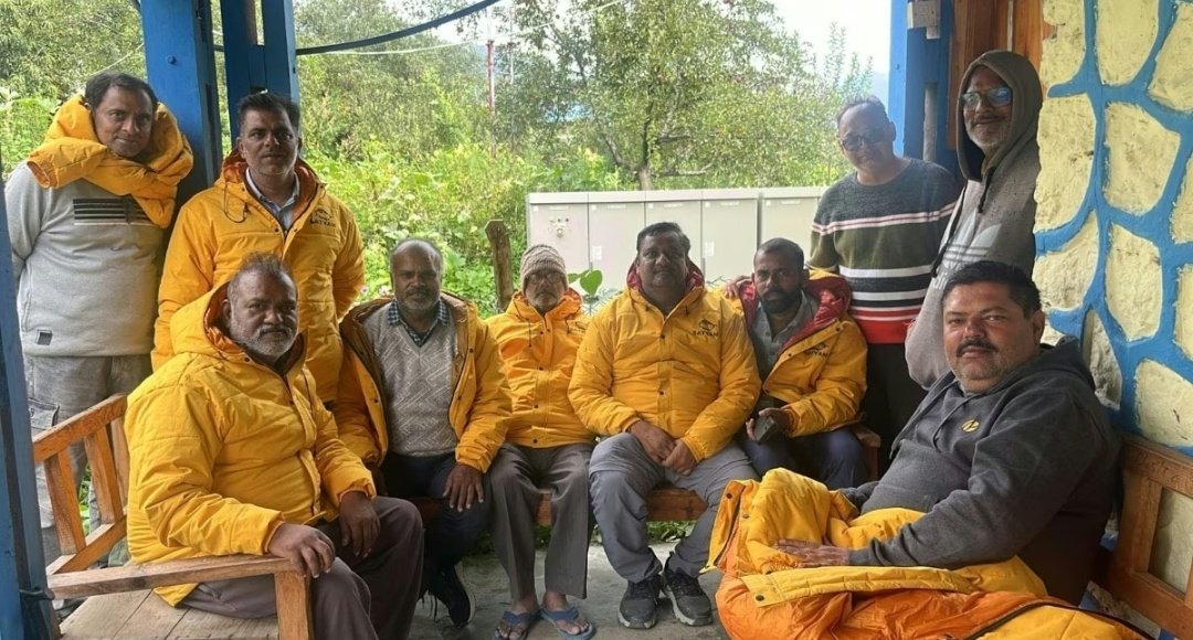 नेपाल-चीन बॉर्डर पर फंसे अयोध्या के श्रद्धालु, विधायक और सांसद ने PM मोदी से की मदद की अपील 1 Screenshot 20250916 201207