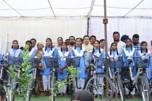 शिक्षा और सशक्तिकरण की ओर कदम: विधायक डॉ. संपत अग्रवाल ने भीथीडीह में वितरित कीं निःशुल्क साइकिलें* 2 IMG 20251011 WA0021