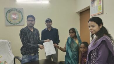 कलेक्टर श्री गोपाल वर्मा की संवेदनशील पहल से सर्प दंश से मृत व्यक्ति के परिजनों को मिली 4 लाख रुपए की सहायता राशि 6 IMG 20251017 WA0040