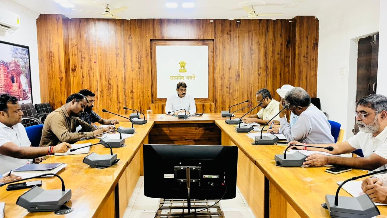 पीएम सूर्यघर योजना के क्रियान्वयन में लाएं तेजी- कलेक्टर श्री गोपाल वर्मा 1 IMG 20251017 WA0042