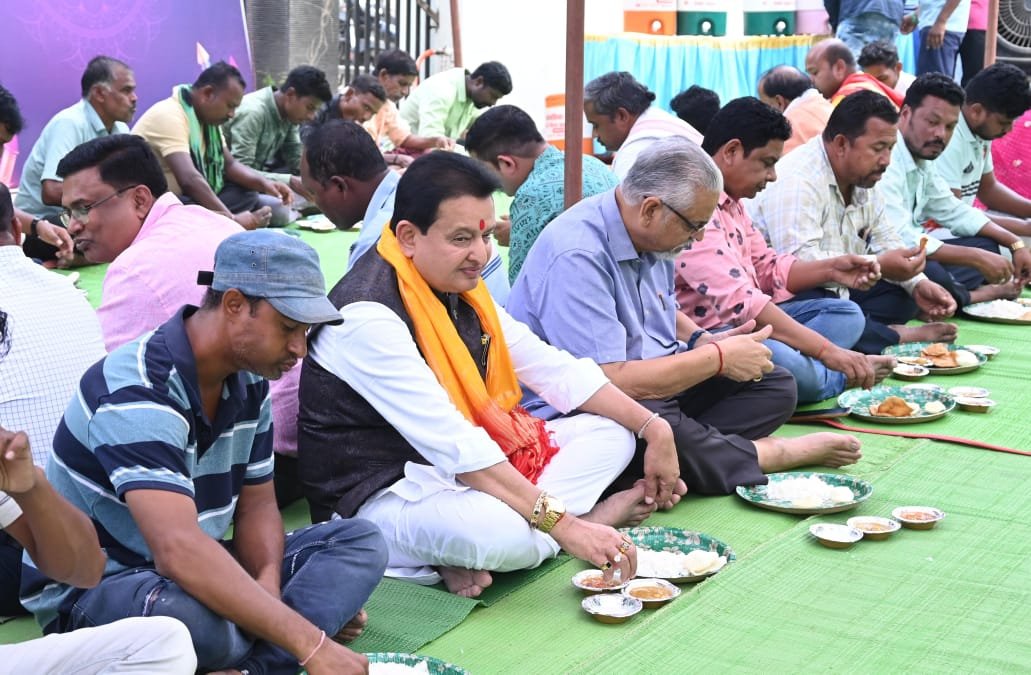 सामाजिक समरसता को मिला नया आयाम,विधायक डॉ. संपत अग्रवाल की पहल पर 'दीपावली मिलन समरसता भोज' का भव्य आयोजन* 1 IMG 20251023 WA0015