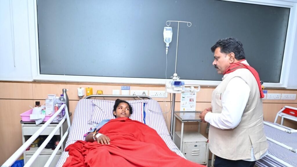 उपमुख्यमंत्री विजय शर्मा हॉस्पिटल पहुंचकर महिला कांन्सटेबल के स्वास्थ्य की जानकारी ली 1 302 1024x576 9pg9Pj