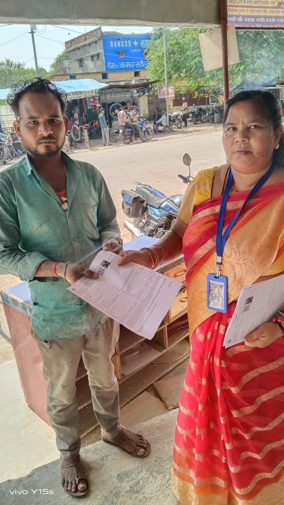 बीएलओ घर-घर पहुंचकर कर रहे मतदाता सत्यापन, गणना फॉर्म भरना हुआ प्रारंभ 1 IMG 20251107 WA0023