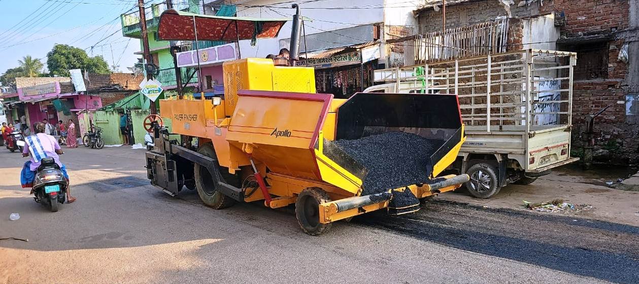 कवर्धा शहर की सड़कों का हो रहा पैच रिपेयर 1 IMG 20251107 WA0024