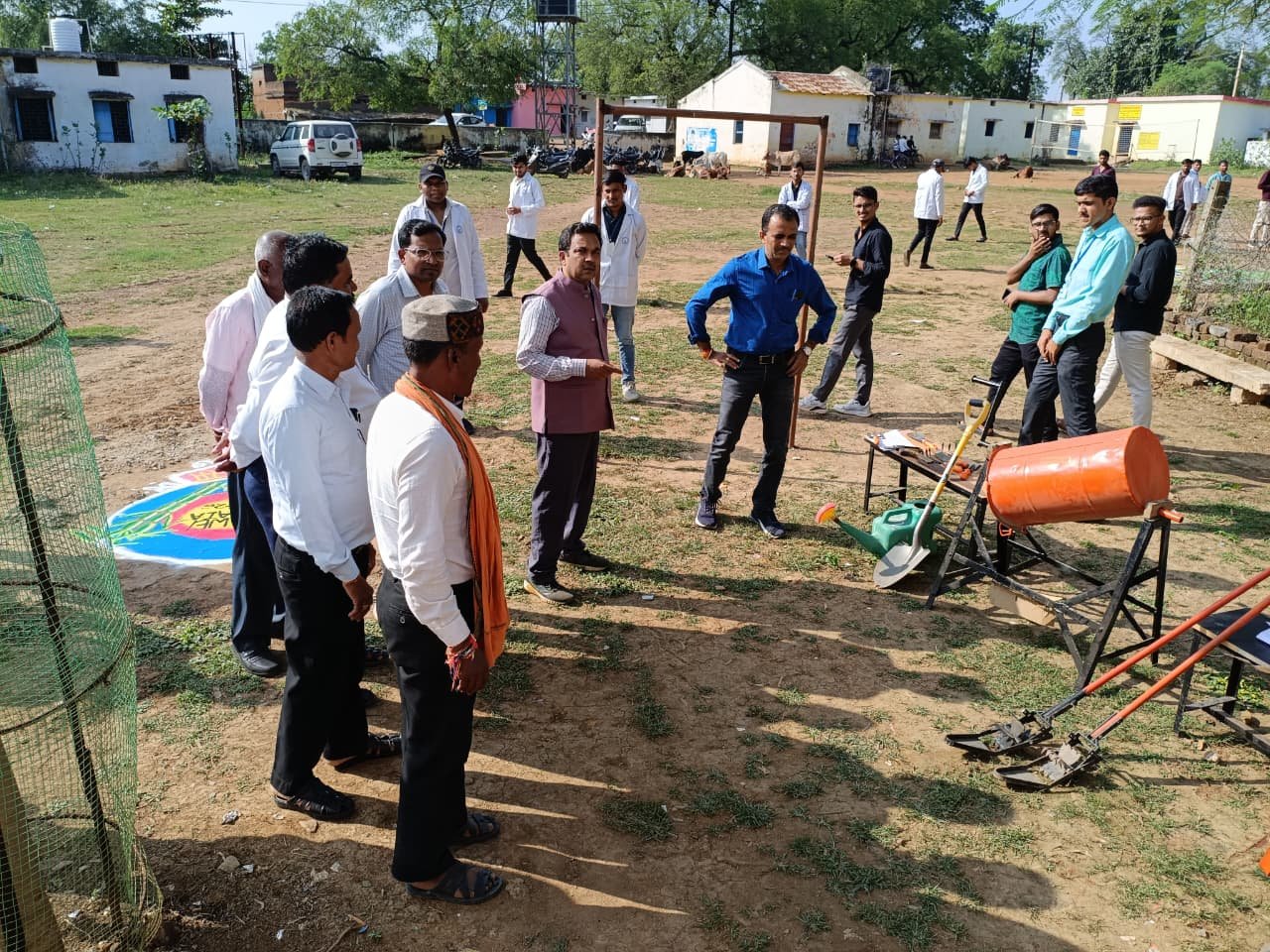 पी.आर.ए. गतिविधि के रूप में विद्यार्थियों ने रंगोली बनाकर ग्राम संसाधन मानचित्र तैयार किया 1 IMG 20251107 WA0025