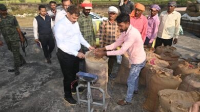 धान खरीदी व्यवस्था को मजबूत बनाने प्रशासन सक्रिय, कलेक्टर श्री गोपाल वर्मा ने कोठार खरीदी केंद्र का किया निरीक्षण 3 IMG 20251124 WA0029