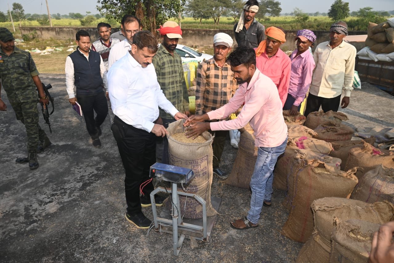 धान खरीदी व्यवस्था को मजबूत बनाने प्रशासन सक्रिय, कलेक्टर श्री गोपाल वर्मा ने कोठार खरीदी केंद्र का किया निरीक्षण 1 IMG 20251124 WA0029