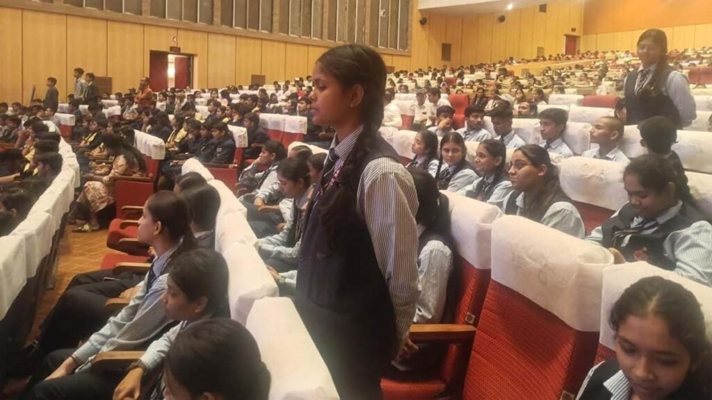 बच्चों ने एयरोबैटिक टीम से पूछा- हवा में हार्ट कैसे बनाते हैं?… जानिए क्या मिला जवाब 1 Novt 25 0404 1024x576 sYO85K