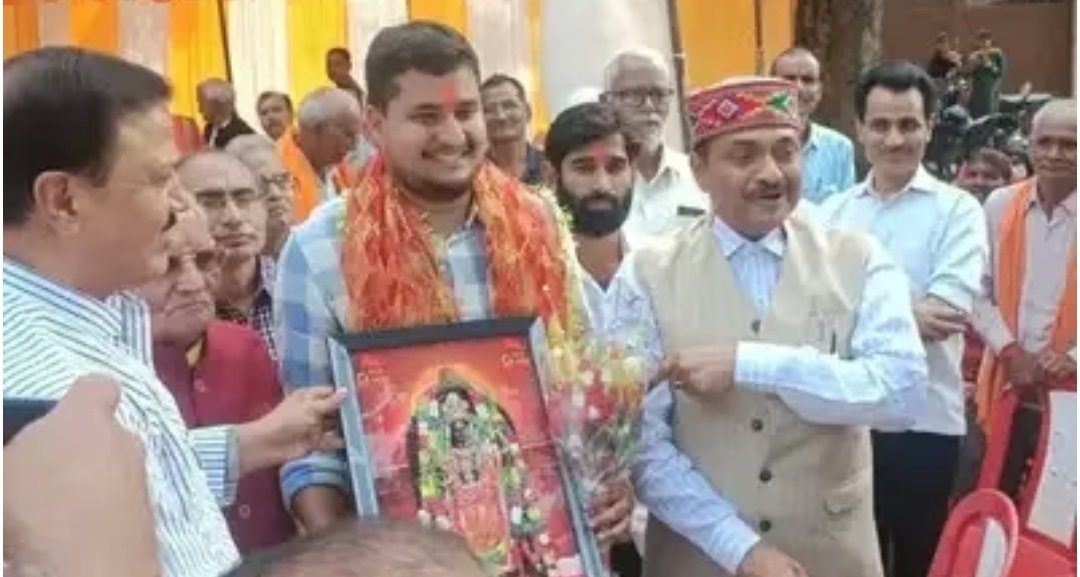 आईएएस बनने के बाद पहली बार अपने पैतृक निवास पहुंचे आदर्श पांडेय, यूपीएससी में 28वीं रैंक हासिल की है 1 Screenshot 20251104 082305