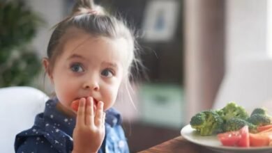 बच्चों को खुद से खाना खिलाना अब नहीं लगेगा चैलेंजिंग, ये 7 आसान टिप्स आएंगे काम 3 Screenshot 20251105 041859