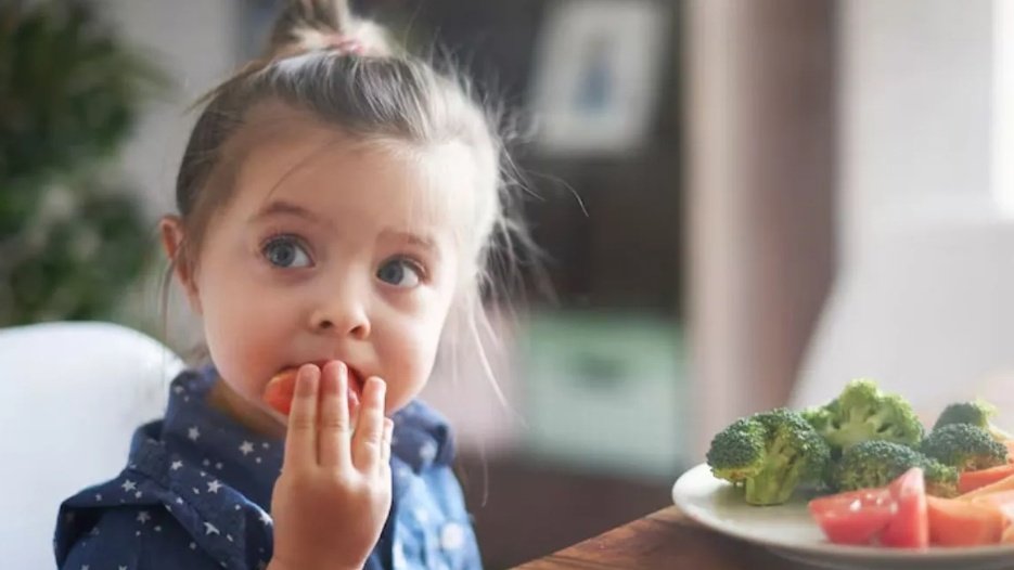 बच्चों को खुद से खाना खिलाना अब नहीं लगेगा चैलेंजिंग, ये 7 आसान टिप्स आएंगे काम 1 Screenshot 20251105 041859