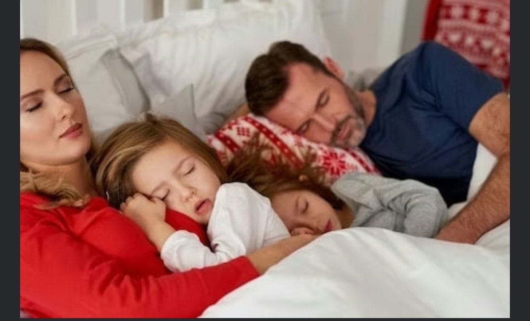 बच्चों को अपने माता-पिता के साथ कब तक सोना चाहिए? पीडियाट्रिशियन ने बताया कितने साल के बच्चे को अकेले सोना चाहिए 1 Screenshot 20251124 074412