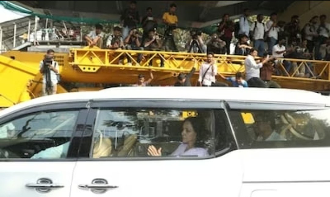 धर्मेंद्र को दोस्त अमिताभ ने दी अंतिम विदाई, श्मशान घाट पर भावुक दिखीं दूसरी बीवी हेमा मालिनी, आमिर हुए इमोशनल 1 Screenshot 20251124 202514