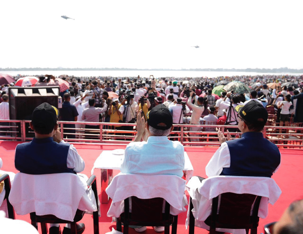 सूर्यकिरण एयरोबेटिक शो : गूंजा रायपुर का आकाश, आसमान में दिखा तिरंगा और दिल 1 image 4 1024x790 JHSUGS