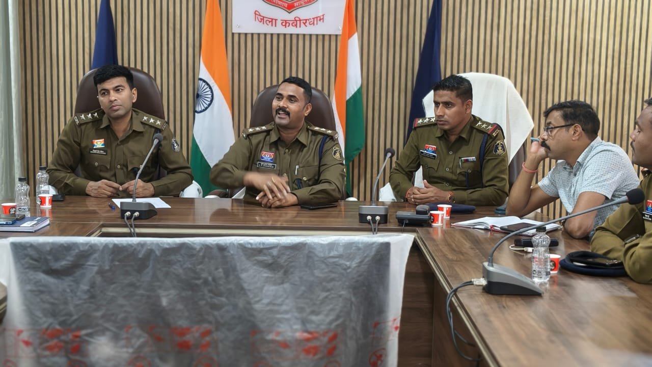 बैंक शाखा प्रभारियों की बैठक आयोजित, सायबर सुरक्षा पर आवश्यक दिशा-निर्देश जारी 1 IMG 20251201 WA0023