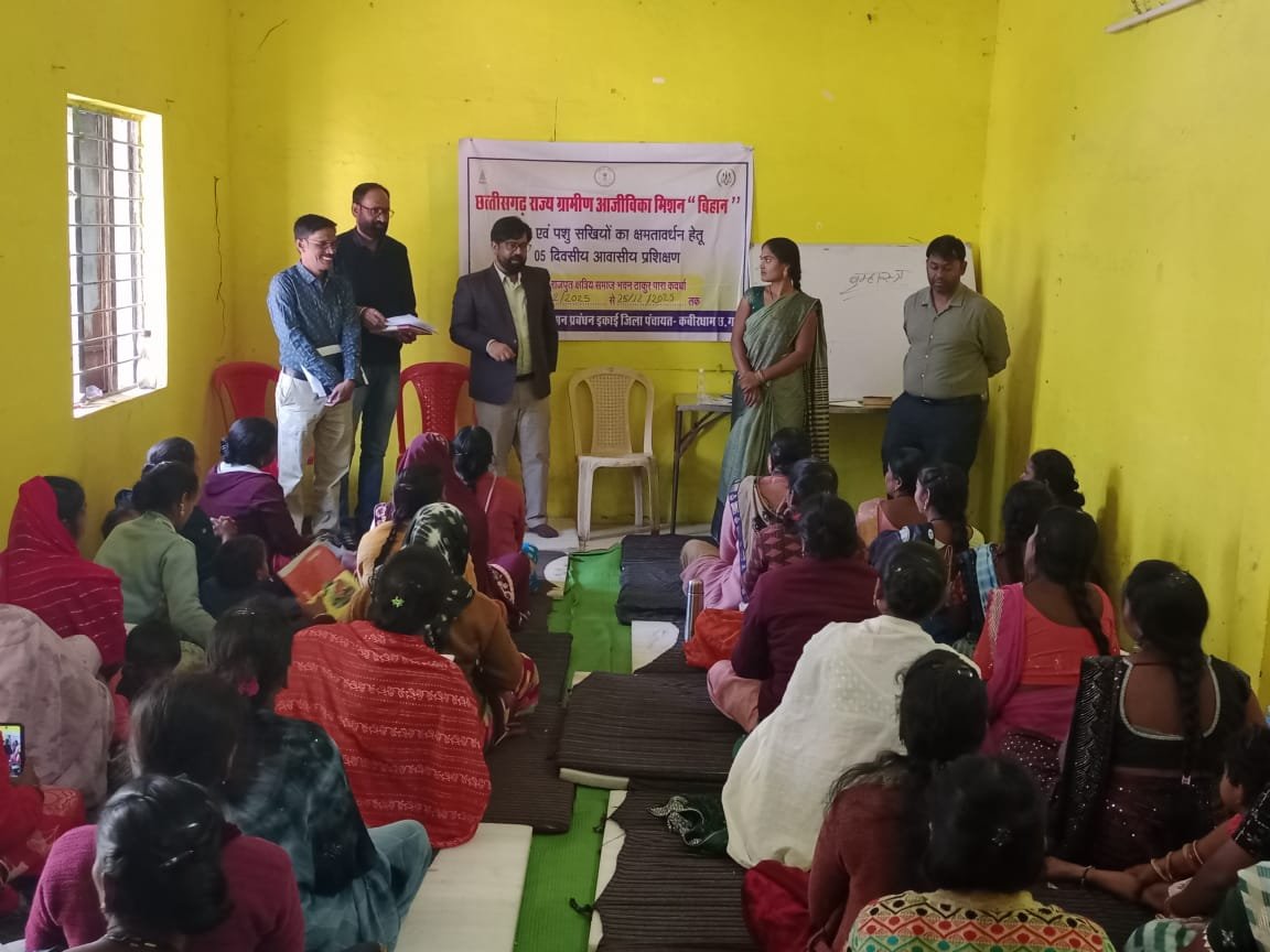 बिहान मिशन के प्रशिक्षण का सीईओ जिला पंचायत ने किया निरीक्षण, कृषि-पशु सखियों को लखपति दीदी बनाने पर दिया जोर* 1 IMG 20251224 WA0027