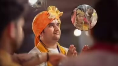 कथावाचक इंद्रेश उपाध्याय की शादी की पहली फोटो, दुल्हन शिप्रा ने नजरें झुकाकर दिखाए संस्कार, साड़ी में लगीं रानी 4 Screenshot 20251206 220755