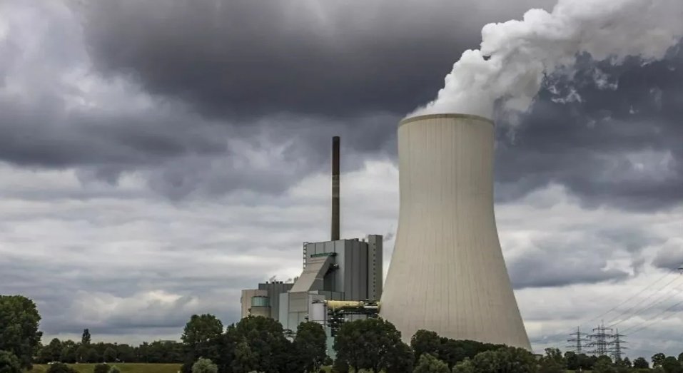 लोग झेल रहे वायु प्रदूषण की मार, कोयले से चलने वाले बिजली संयंत्रों को ढील दे रही सरकार; उठने लगे सवाल 1 Screenshot 20251230 080325