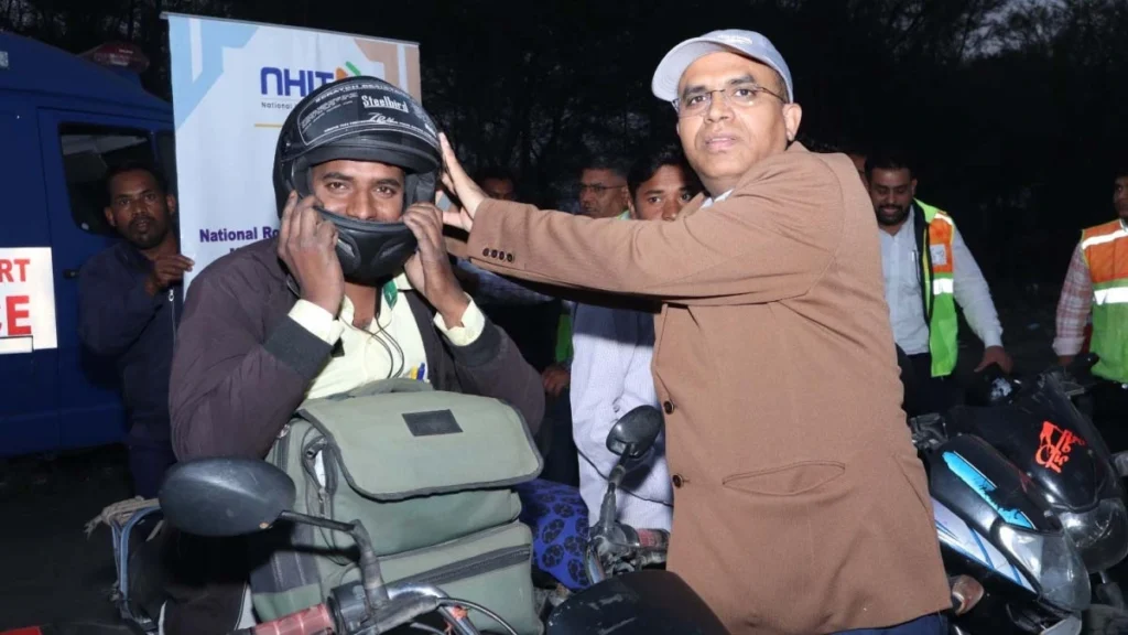 राष्ट्रीय सड़क सुरक्षा माह : रायपुर-बिलासपुर हाइवे पर चलाया गया जागरूकता अभियान 1 1705 1024x576 HX4qPM