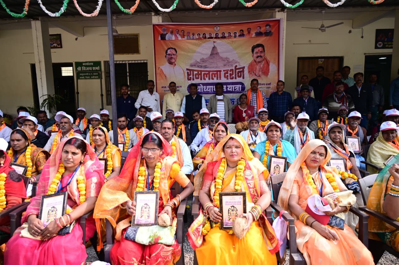 अयोध्या से दर्शन कर लौटे तीर्थ यात्रियों का उपमुख्यमंत्री कार्यालय में हुआ भव्य स्वागत 1 IMG 20260124 WA0027