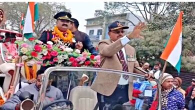 30 वर्षों तक देश सेवा के बाद जब घर लौटे आर्मी ऑफिसर तो सम्मान में जुटा पूरा गांव, बैंड बाजे के साथ हुआ जोरदार स्वागत 2 Screenshot 20260106 070323