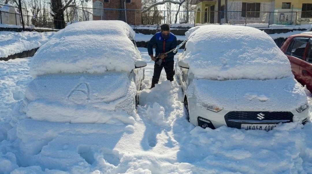 10 घंटे की जाम, 15 KM तक गाड़ियों की लाइनें... कुल्लू-मनाली हर जगह बर्फ देखने गए टूरिस्टों की हालत खराब 1 Screenshot 20260127 080751