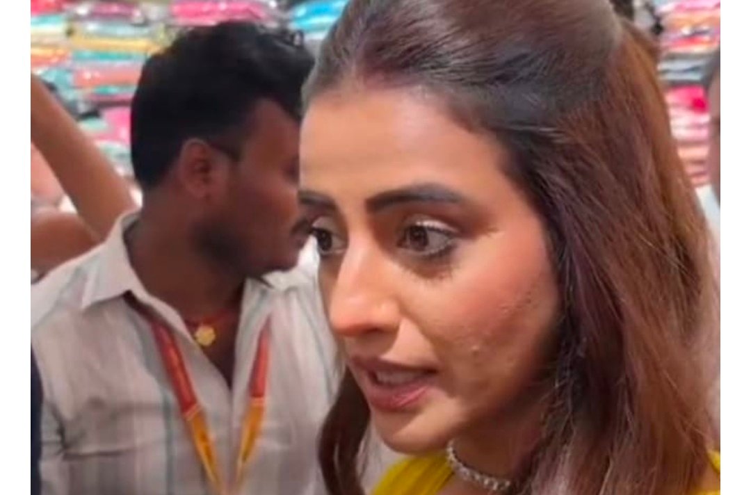 राजपाल यादव ने सबको हंसाया, अब हम सबको उनका साथ देना चाहिए', अक्षरा सिंह की इमोशनल अपील 1 Screenshot 20260216 082746