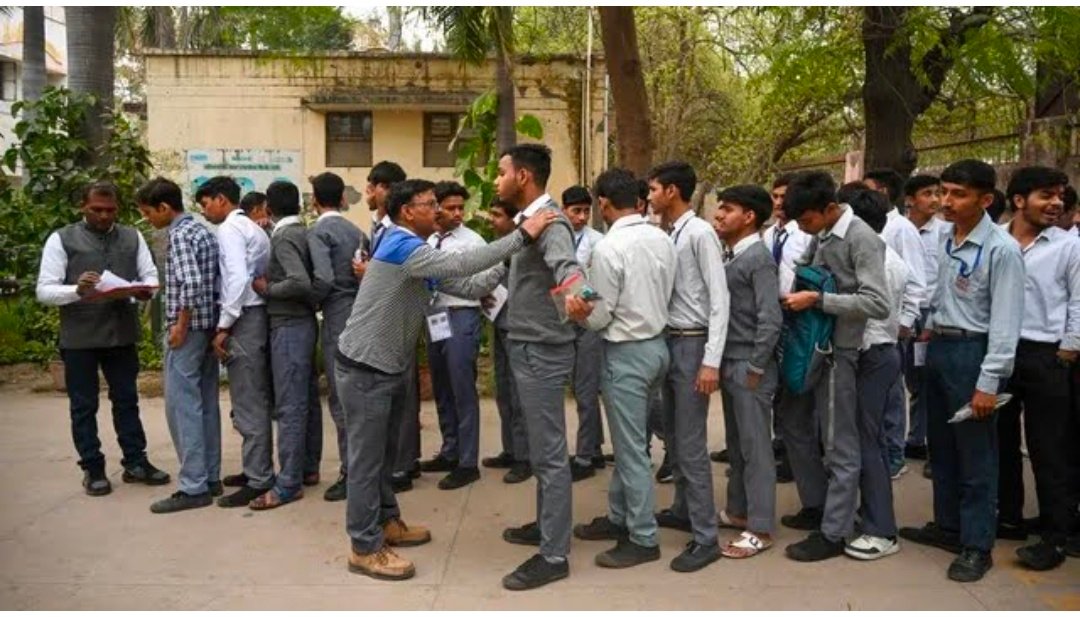 परीक्षा में सिलेबस से बाहर आए सवाल, बोर्ड की गलती से छात्रों को मिलेगा पूरा नंबर 1 Screenshot 20260221 121802