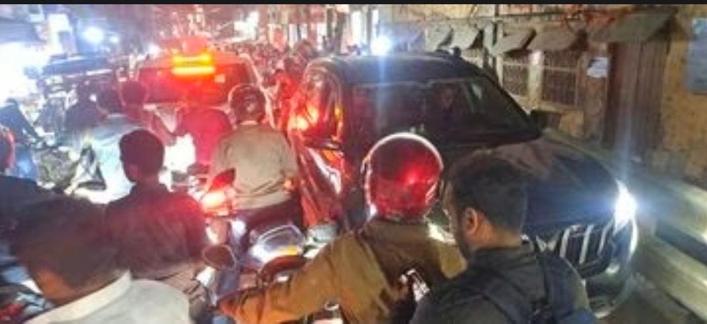 दोनों साइड स्थाई दुकानें भी सज रहीं, जाम में फंसने के कारण परेशानी 1 Screenshot 20260225 075201