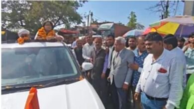 PCS अधिकारी बन घर पहुंची नीलम तो फूल-मालाओं से हुआ भव्य स्वागत, बेटी को देख पिता की नम हो गई आंखें 5 Screenshot 20260404 141128