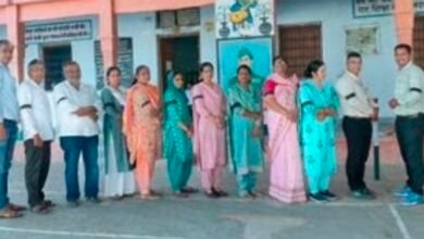ग्रीष्मकालीन व प्रधानाचार्य अवकाश में कटौती का विरोध, काली पट्टी बांधकर शिक्षकों का प्रदर्शन 2 Screenshot 20260412 070121