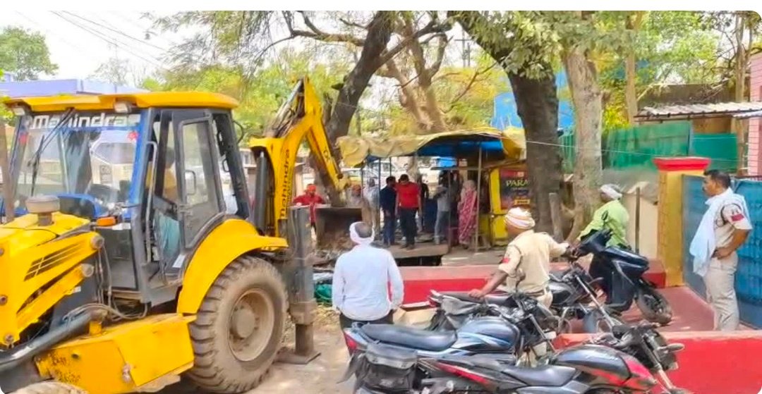 कवर्धा में अतिक्रमण पर प्रशासन का एक्शन, अंबेडकर चौक से समनापुर तक सड़क चौड़ीकरण शुरू 1 Screenshot 20260427 184501
