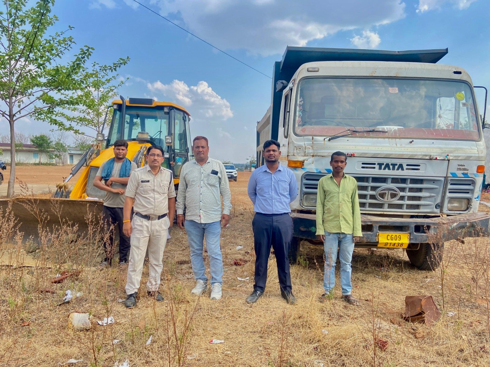जेसीबी और हाईवा वाहन जप्त, थाने के सुपुर्दगी रखा गया 1 IMG 20260519 WA0013 1