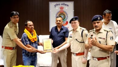 पुलिस अधीक्षक श्री धर्मेंद्र सिंह ने सेवानिवृत्त सहायक उप निरीक्षक श्री वासुदेव साय पैकरा की सेवाओं को सराहा, स्मृति-चिन्ह भेंट कर दी सम्मानजनक विदाई।* 5 IMG 20260603 WA0007