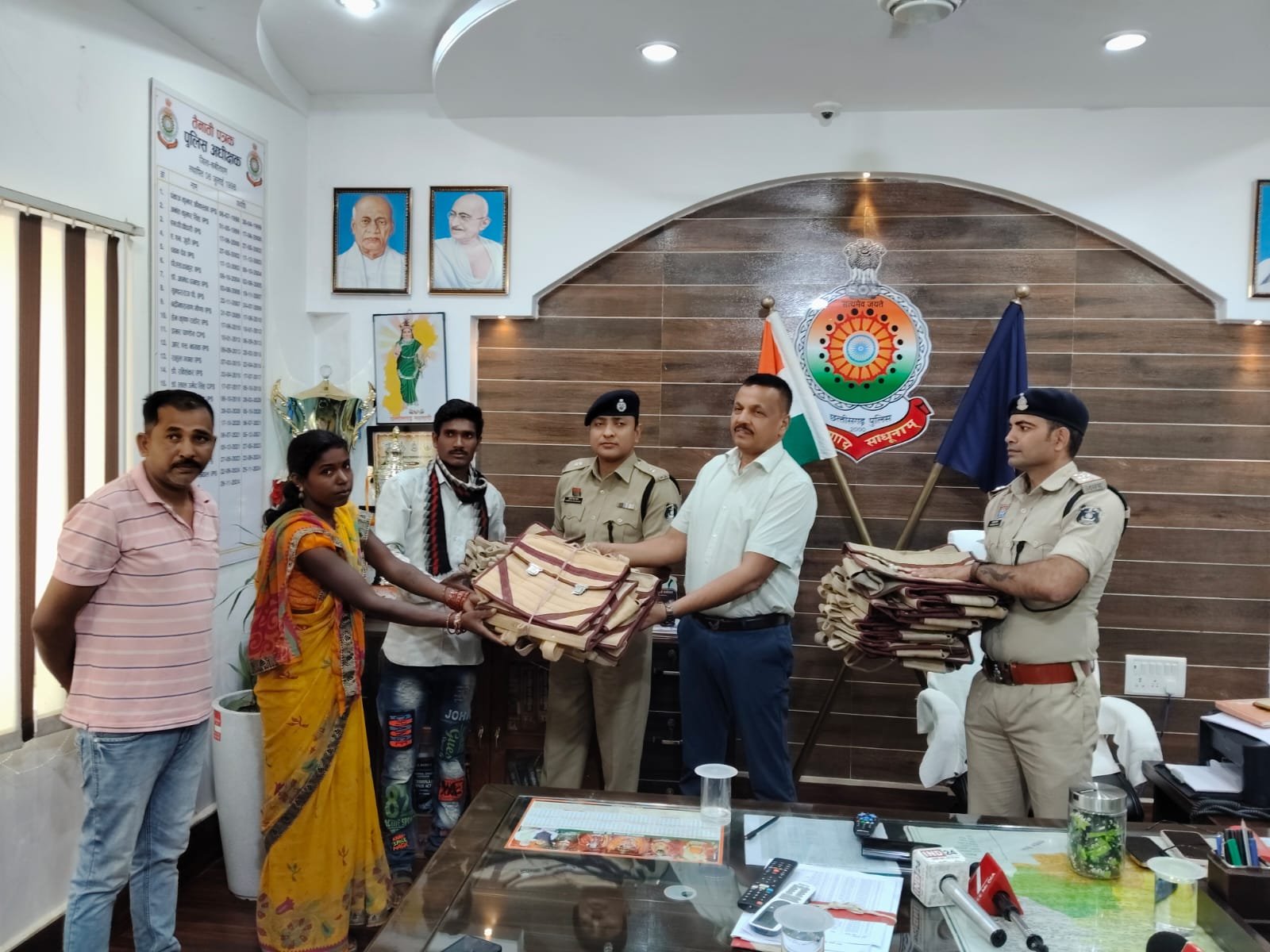 शिक्षा की राह हुई आसान, पुलिस अधीक्षक धर्मेन्द्र सिंह ने बच्चों को बांटे शैक्षणिक सामाग्री एवं 27 स्कूल बैग 1 IMG 20260617 WA0011