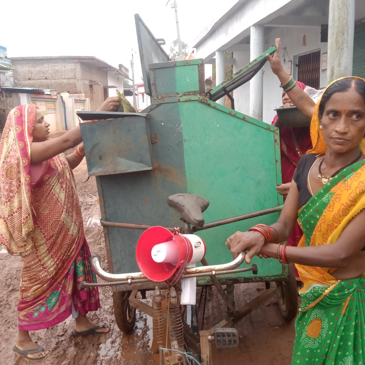 डिब्बों में कचरा पृथक्करण के लिए ग्रामीणों को किया जा रहा जागरूक 1 IMG 20260720 WA0018