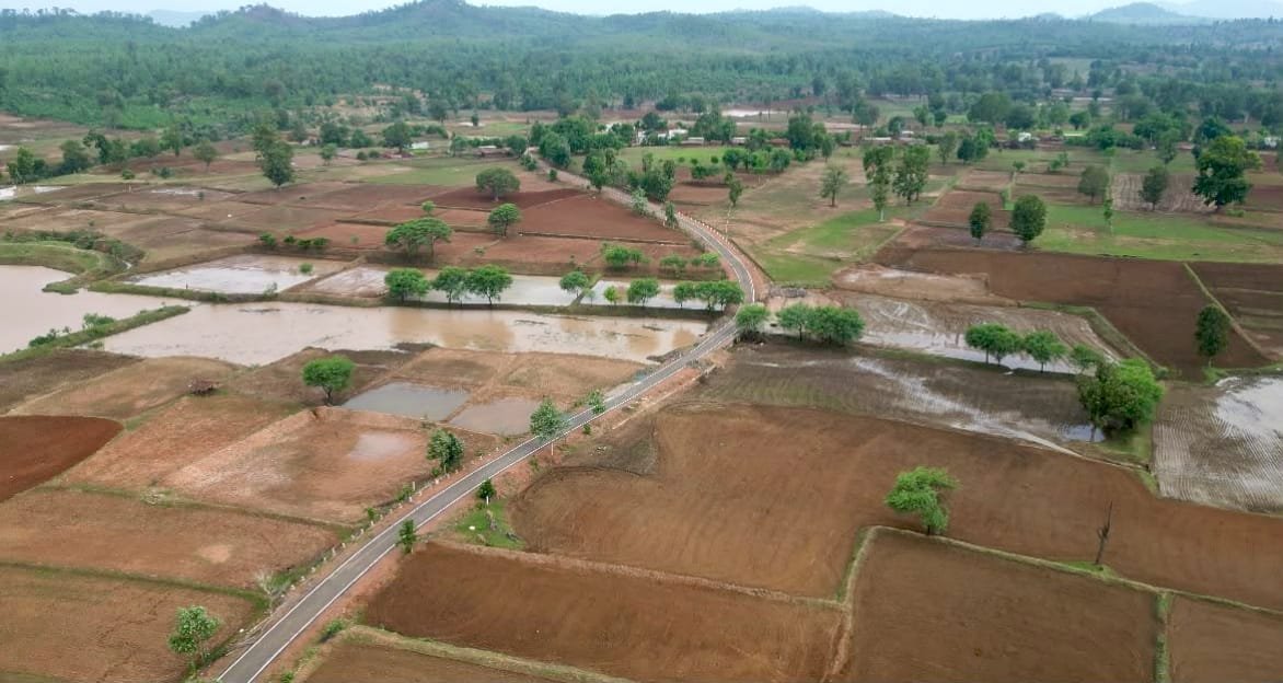 प्रधानमंत्री जनमन योजना से वनांचल ग्राम छिंदपुर में बनी पक्की सड़क, ग्रामीणों की राह हुई आसान* 1 IMG 20260730 WA0024