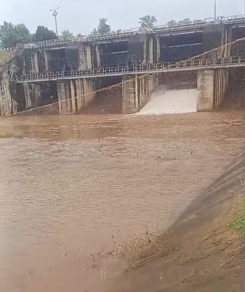 लगातार वर्षा से बढ़ा जलस्तर, स्पिल चैनल के गेट नदी में किया जा रहा पानी डिस्चार्ज 1 IMG 20260730 WA0028
