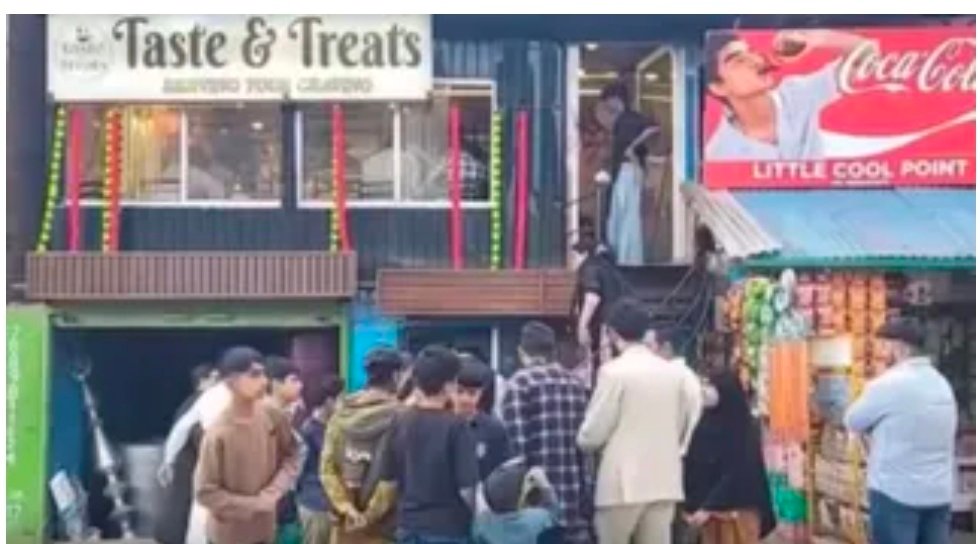 तीन दशक बाद लौटे कश्मीरी हिंदू परिवार ने हंदवाड़ा में खोला रेस्तरां, भवन मालिक बशीर अहमद बेग ने नहीं लिया कोई किराया 1 Screenshot 20260714 163240