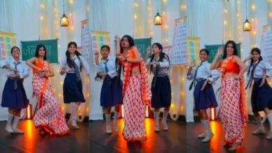 स्कूल में मैडम जी ने 'छतरी ना खोल बरसात में' गाने पर किया डांस, बच्चों ने दिया साथ, देख मुस्कुरा उठे टीचर्स! 2 Screenshot 20260716 121833