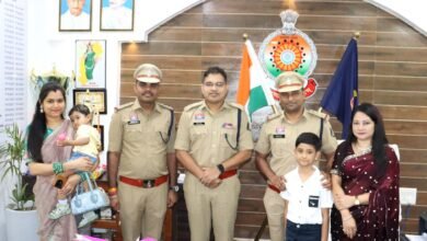 पुलिस अधीक्षक श्री जितेंद्र कुमार यादव (आई.पी.एस.) ने पदोन्नत अधिकारियों के कंधों में लगाये स्टार, लक्ष्मीनारायण साव एवं त्रिलोक प्रधान उप निरीक्षक से निरीक्षक पद पर हुए पदोन्नत।* 2 IMG 20260801 WA0020