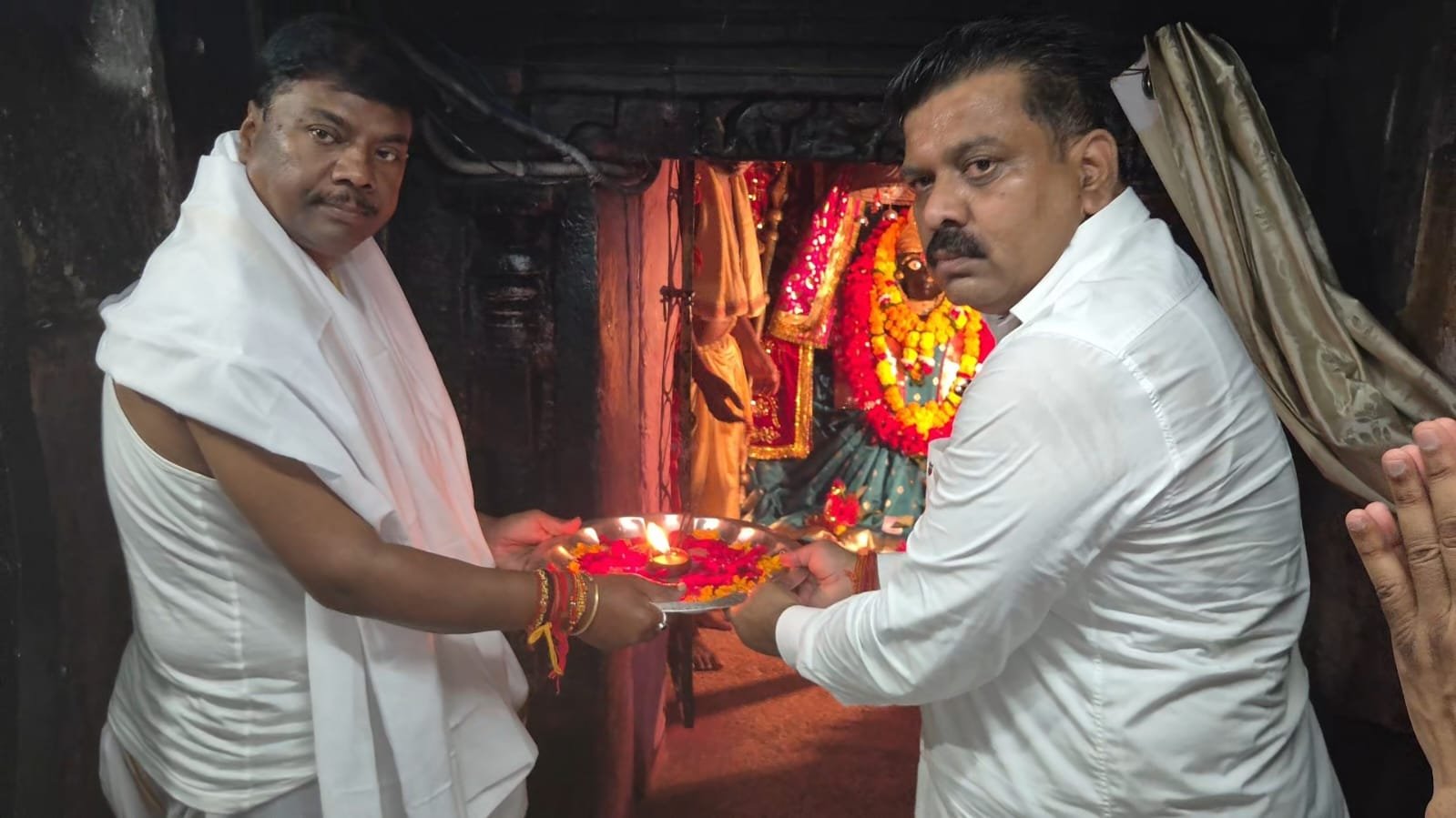 उप मुख्यमंत्री श्री विजय शर्मा एवं वन मंत्री श्री केदार कश्यप ने दंतेश्वरी माता के दर्शन कर बस्तर एवं प्रदेश की खुशहाली और समृद्धि की कामना की 1 IMG 20260813 WA0007