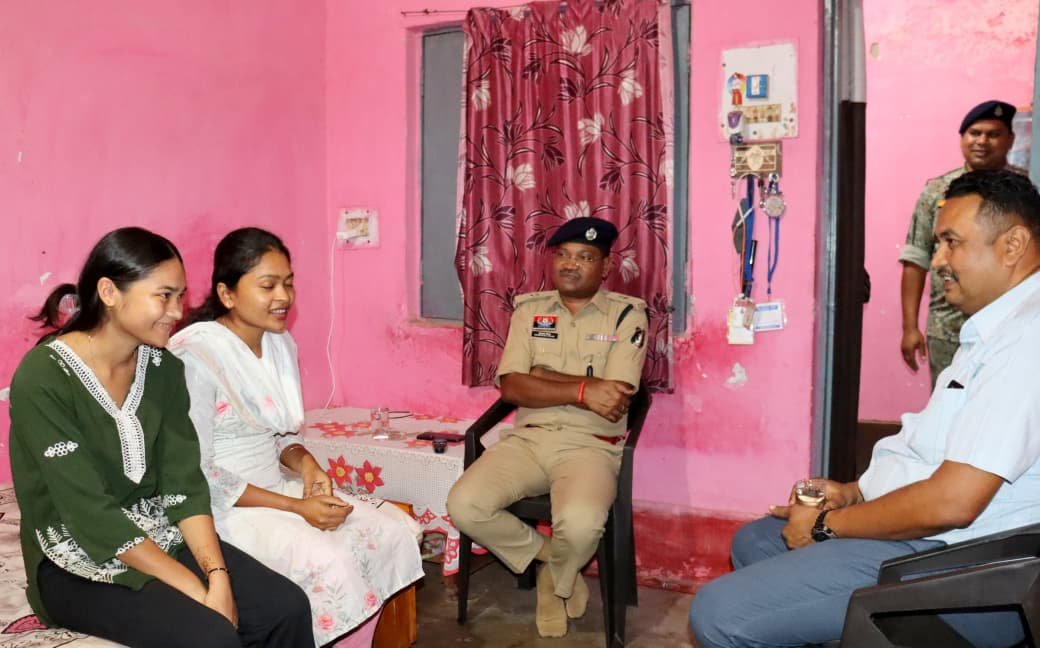 शहीदों के परिजनों को कबीरधाम पुलिस का ससम्मान आमंत्रण, तिरंगा एवं श्रीफल भेंटकर स्वतंत्रता दिवस समारोह में किया आमंत्रित 1 IMG 20260813 WA0030 1