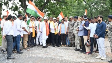 श्यामगिरी में शहीद पूर्व विधायक स्व. श्री भीमा मंडावी को उप मुख्यमंत्री श्री विजय शर्मा और वन मंत्री श्री केदार कश्यप ने दी श्रद्धांजलि* 6 IMG 20260814 WA0011